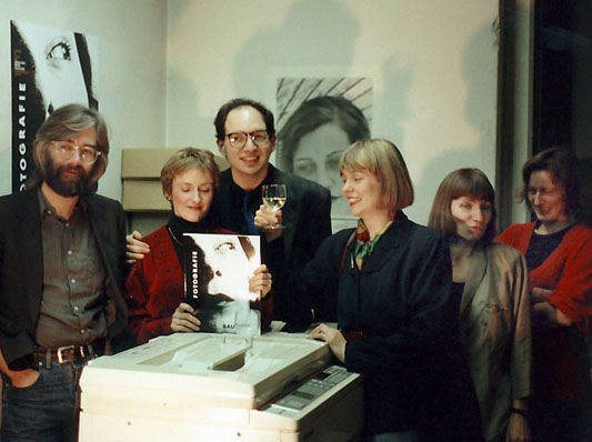 Empfang für Fotografie am Bauhaus, Nishen Verlag, Berlin, 1. Februar 1990; beteiligte Autorinnen, Autoren und Mitarbeiterinnen (von lks. nach r.: Udo Hartmann, JF, Louis P. Kaplan, Sabine Hartmann, Elke Eckert, Ute Brüning)